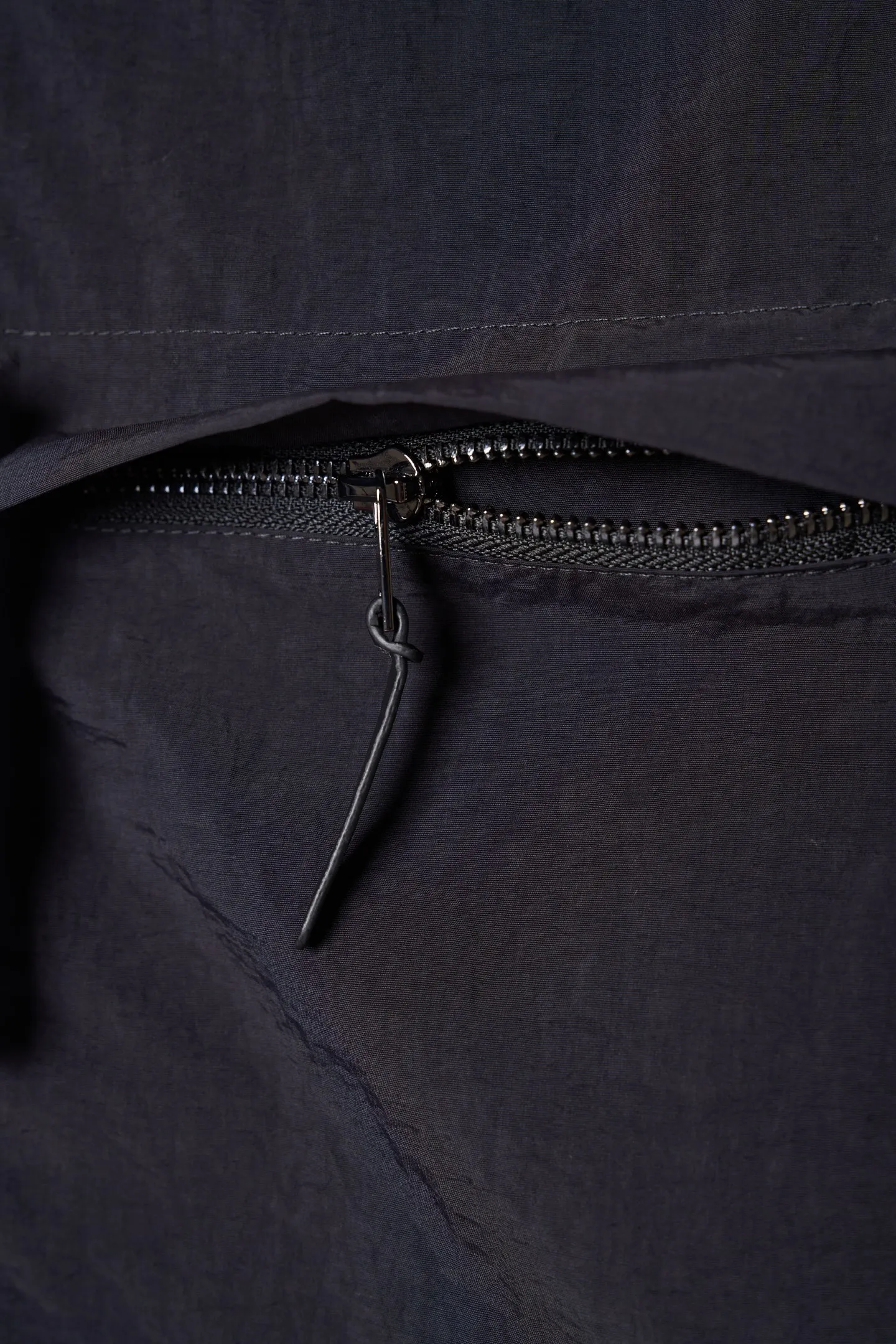 [Real auction] Acne Studios lapel short jacket [In Stock] 32 34 36 The fabric is made of 100% nylon (nylon/polyamide fiber) 75D high-density wrinkled nylon. The fabric has been permanently pressed and shaped by high temperature, and washed with high-pressure wrinkles at the factory to form its own irregular texture, permanently retaining the wrinkled texture, which will not disappear after washing. Matte matte coating removes the plastic glossy surface of nylon itself to create a low-key matte paper feel. Three-proof micro-coating, weak waterproof, anti-fouling, anti-static treatment, not easy to get dust. The interior is made of full-width mesh Breathable nylon lining, which reduces the stickiness of the nylon fabric to the body, improves air circulation, prevents sweating from sticking to the skin, and the zipper does not rub against the skin. The version adopts the raglan split topstitching process, and the front and rear panels are divided diagonally to expose even stitching. The three-dimensional dropped shoulders are loose and the fit is increased to increase the margin of movement. The back neckline is three-dimensional and high-density computer embroidered, and the embroidery lines are dense and not prickly. Customized all-metal matte nylon zipper, Genuine Leather embossed brand letters on the zipper leather tab, zipper tape with same color nylon fit to the body, double-locked reinforcement on both sides of the zipper to prevent pulling and tearing.